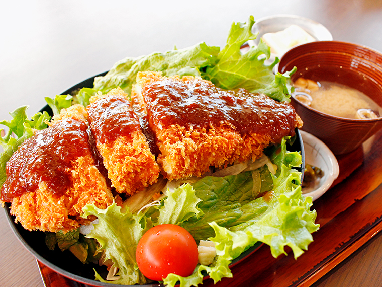 「だてのソースかつジャンボチキン」(890円)