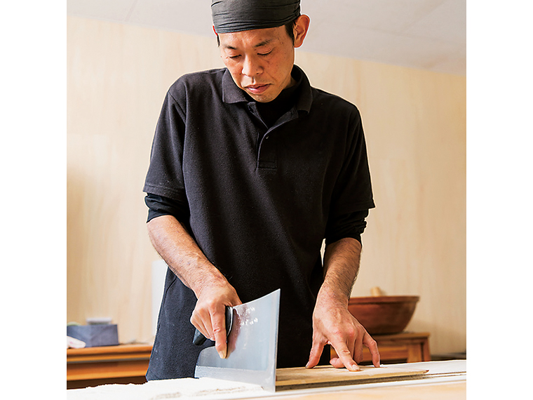 息子の遠藤 篤さん（写真）と、店主で父の貴さんがそばを打つ。親子で「うまいそば」の追求に余念がない