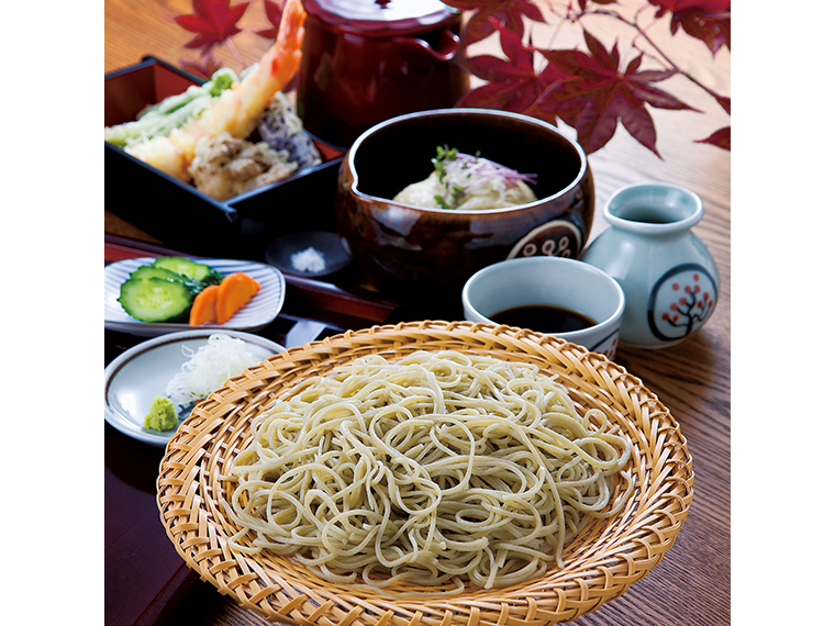 季節の野菜や舞茸・エビの天ぷらが付いた「天ざる」(1,550円)。そばはもちろん天ぷらも美味。奥は油で揚げて香ばしく仕上げた「揚げそばがき」(650円)