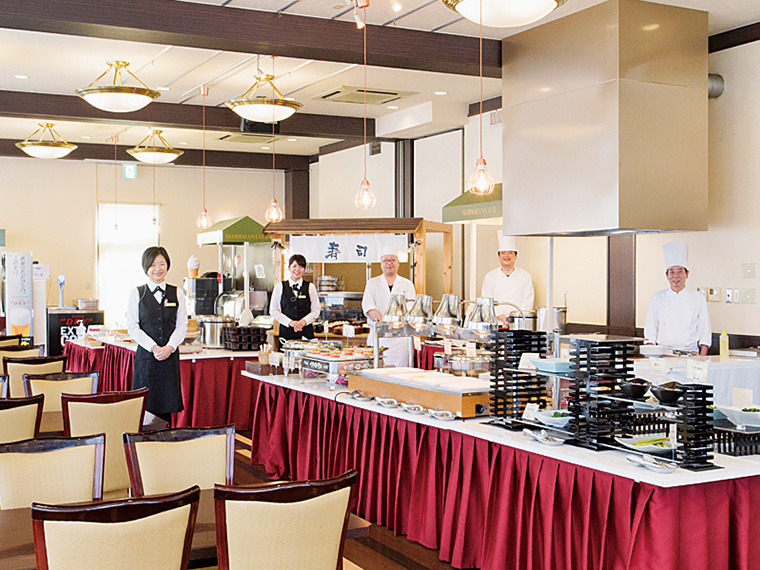 広々として明るく開放的なランチ会場“タベッセ”。「自慢のバイキング料理をたくさん食べっせ!」とスタッフ