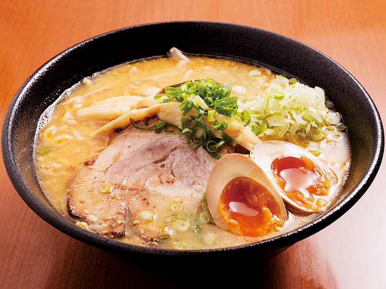 「伝心ラーメン」（750円）。スープは濃厚そうに見えて実はあっさり。シンプルながら丁寧な仕事ぶりが伺える。トッピングがベストマッチの一杯