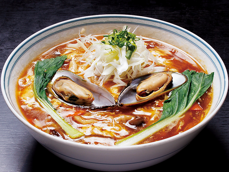 「酸辣湯麺(スアンラータンメン)」(980円)。一般的な酸辣湯麺よりも、辛い。酸味だけでなく、身体中にジーンと染みるような香辛料の辛さに、箸が止まらない!