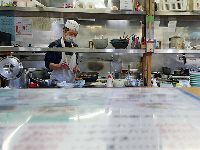 定食が完成していく過程を眺めます