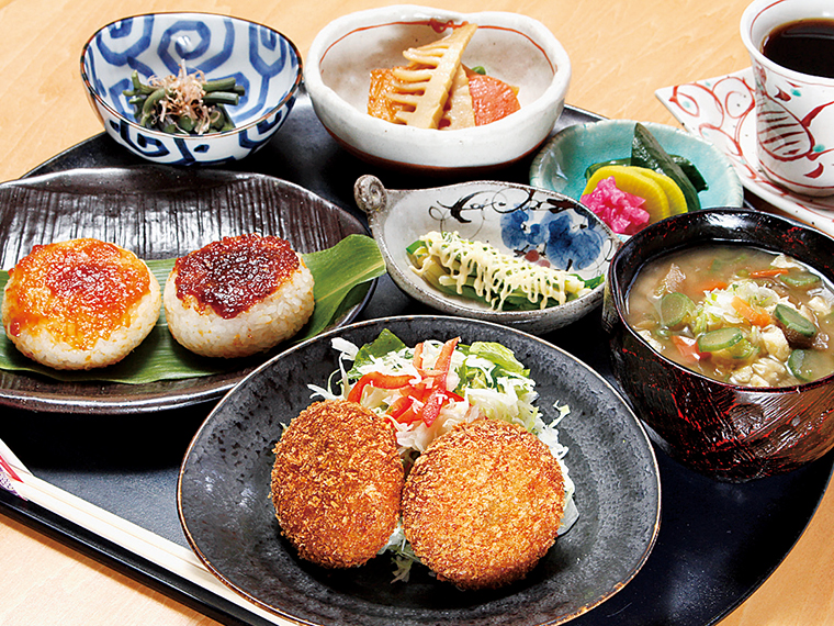 山菜コロッケ定食1,680円〈山菜コロッケ・山菜小鉢3品・お新香・山菜汁・焼きおにぎり2種(写真は「ふきのとうみそ」と「じゅうねんみそ」)・コーヒー〉【提供時間】11:00〜15:00(14:00ラストオーダー)