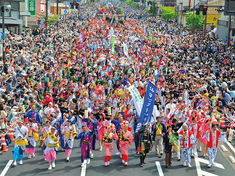 2013年に開催した「東北六魂祭」でのパレード。今年も国道4号を使い、1日(土)14時30分から、2日(日)12時30分から開催