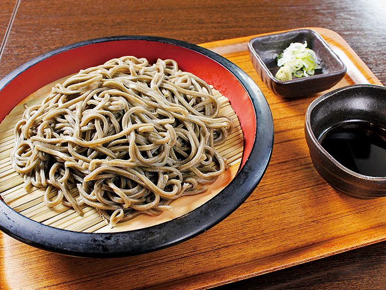 東松島市の特産品である海苔が練り込まれ、磯の香りも楽しめる「のりうどん（冷）」（680円）