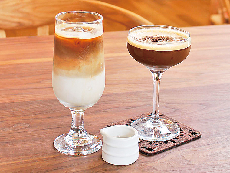 水出しアイスコーヒーの氷が入った「アイスカフェラテ」（648円）と、エスプレッソで作る「カフェシェケラート」（626円）