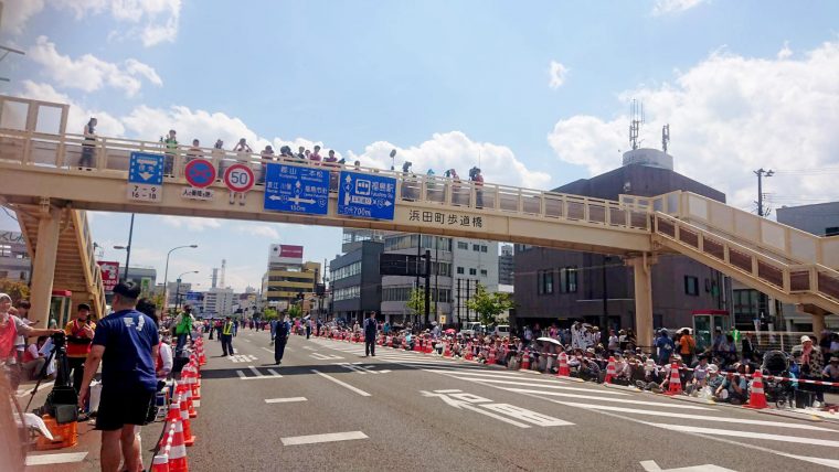 沿道は大賑わい!