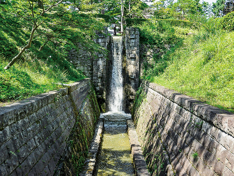 麓山公園内にある「麓山の飛瀑」。緑に映える白い瀑布が涼しげ。国登録有形文化財（写真提供／郡山市）