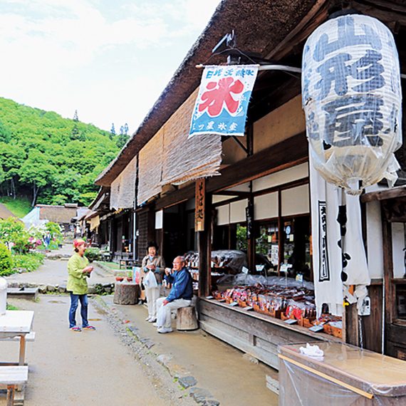 店は「大内宿町並み展示館」の前。名物の「ねぎそば」（1,100円）も人気