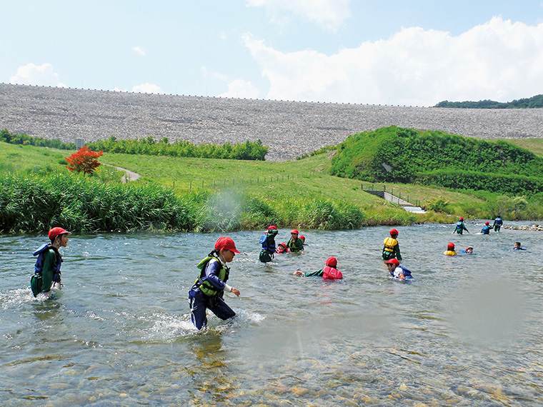 福島市のおいしい水道水の水源地だけあり、水が澄んでいてとてもキレイ。ダムの絶景と水の音が心地いい