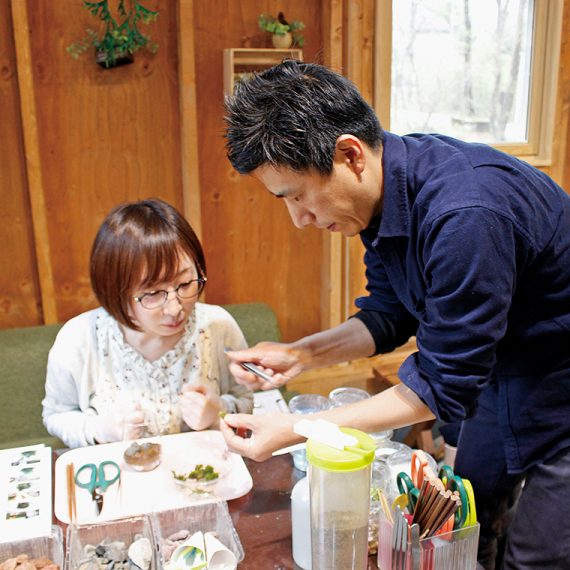 「苔テラリウム作り」(1,800円)に挑戦!店長の荒井さんに作り方を教わり中