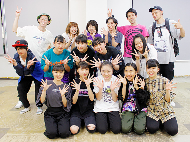 子どもから大人までダンスを披露!
