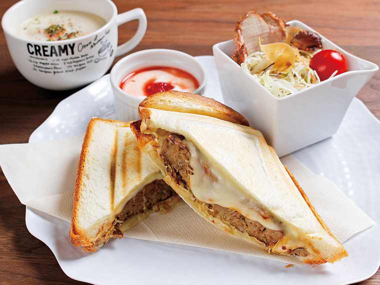 「ホットサンド(チーズハンバーグ)」(594円)。プラス650円で、スープとコーヒーが付く!