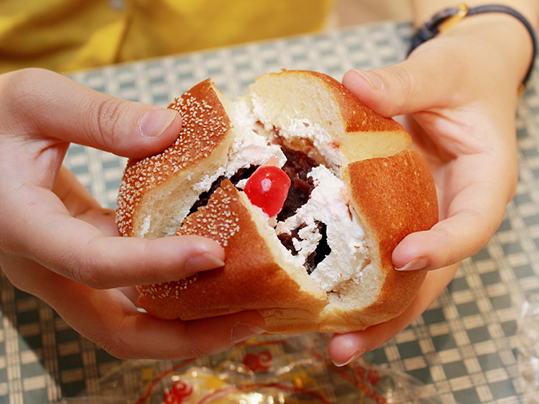 ぎっしり詰まったあんこと生クリーム！『よつわりパン』（148円）