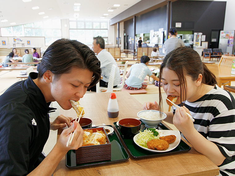 「コロッキュー＆れもんコロッケ定食」は600円、「煮込みかつ重」は700円。「コロッキュー」「れもんコロッケ」は持ち帰りも可能（各1個160円）