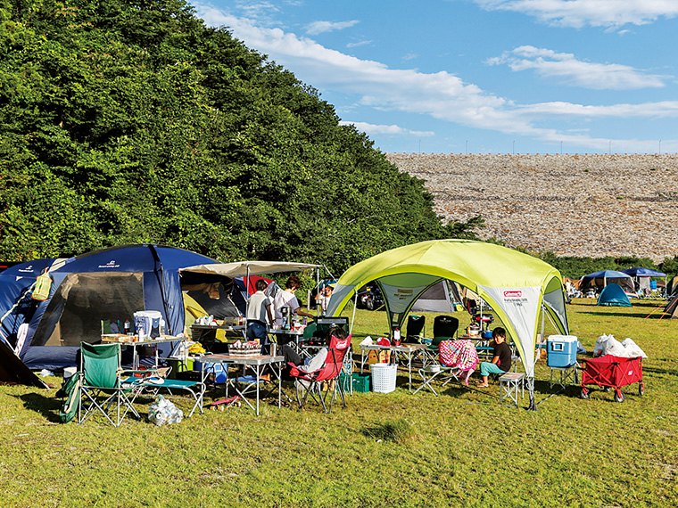 ダム提体下に広がる巨大な広瀬公園では、無料のキャンプ場が大人気。予約は「茂庭生活歴史館」へ（電話／024-571-7702・受付／9：00〜17：00）。近くに手頃な料金の温泉施設「もにわの湯」もある