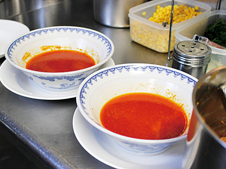唐辛子が溶け込んだスープは、香りだけでもむせそうなレベル