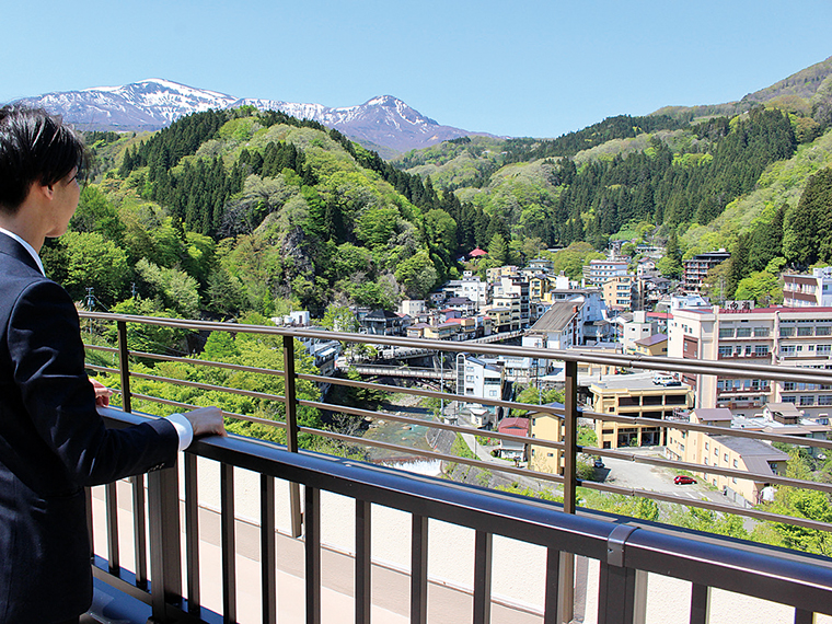 「湯愛舞台（ゆめぶたい）」の内外に設けられている展望広場からは土湯温泉街を一望することができます