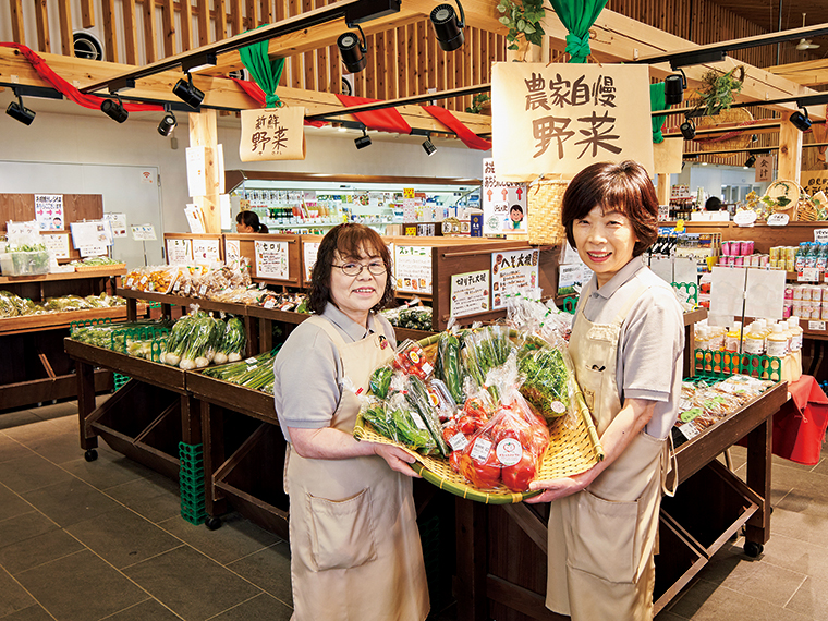 人気商品はすぐ売り切れてしまうので、午前中に行くのがおすすめ。直売所の隣りにあるレストランでも旬を味わえる