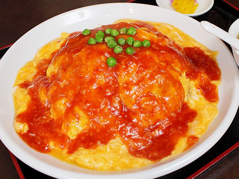 甘辛チリソースが絶品!もちろんチャーハンも山盛り