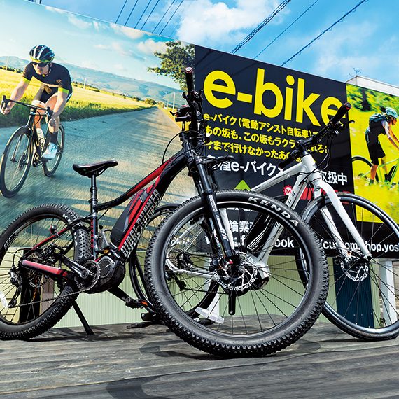 初めてスポーツ自転車に乗る方におすすめなのが「e-bike(スポーツ電動アシスト自転車)」。「miyata E-BIKE RIDGE-RUNNER(左)」(398,520円)、「miyata E-BIKE CRUISE(右)」(290,520円)