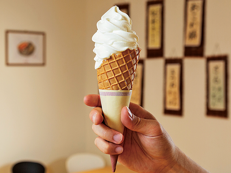 「高原の郷ソフトクリーム」(390円・小300円)。特産の高原牛乳をたっぷり使い、牛乳本来の味わいと、なめらかな舌触りが楽しめる。暑い夏には特に人気のメニューだ