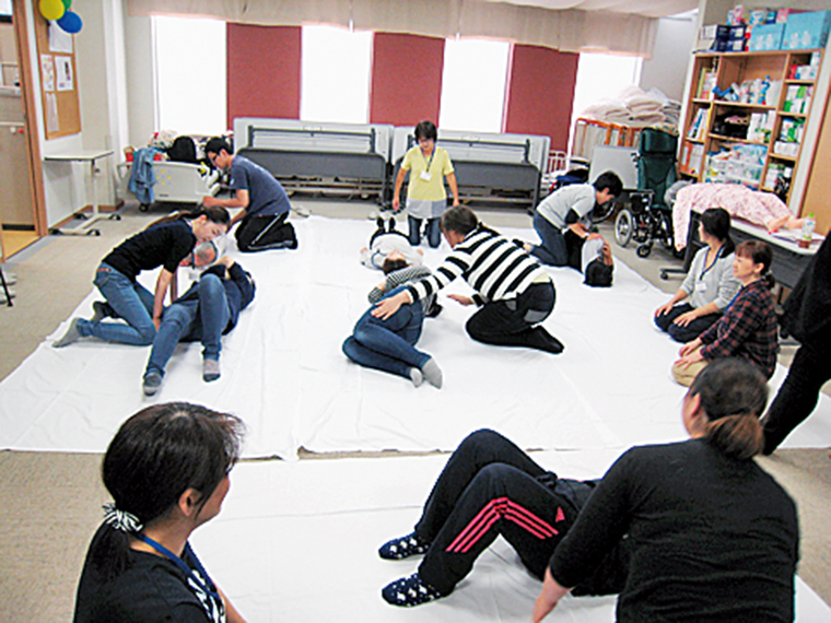 床ずれなどの予防に効果的な体位変換を体験することもできる