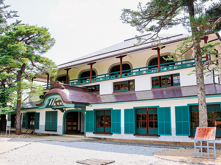 「開成館」。建物は、当時の大工が錦絵などを参考に建築した擬洋風建築物であり、明治天皇の東北御巡幸の行在所としても使われた