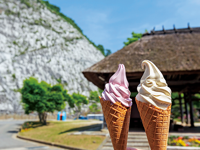 圧巻の岩肌を眺めながら食べるソフトクリーム（各400円）は、人気のメニュー。ぶどう、「じゅうねん」など7種あり、7月から期間限定で桃ソフトが登場する