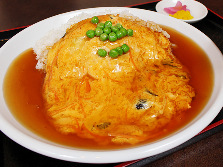 おいちゃん曰く「海のようなあんかけ、島のようなご飯、森のようなグリーンピース」