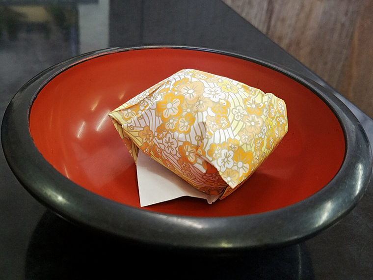 「温泉たまご」(100円)。丁寧な包装に、温泉だけではなく愛情でも温められていると確信