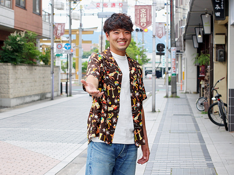 アロハシャツ「SUN SURF」（11,664円）、Tシャツ（5,940円）、パンツ（25,920円）以上「WARE HOUSE」　#彼氏とデートなうに使っていいよ