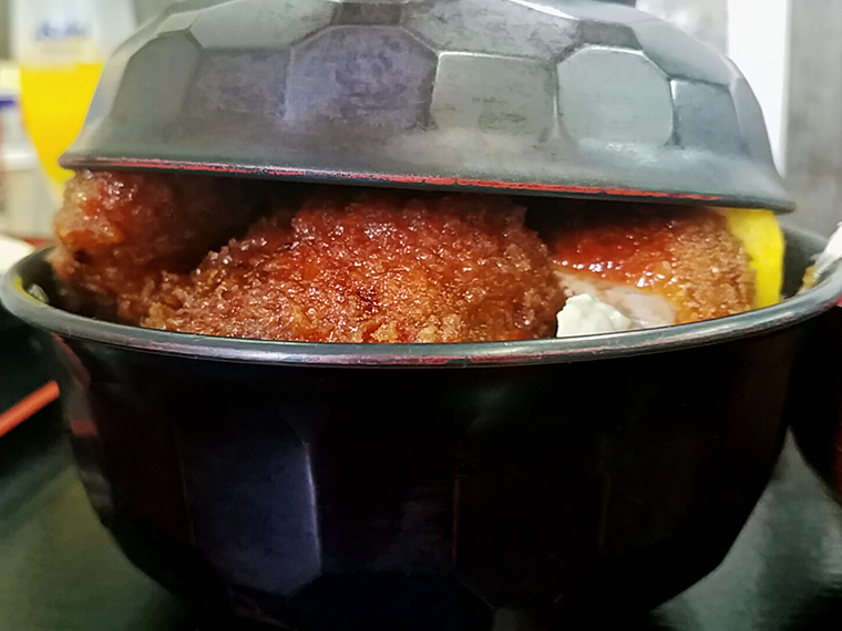 「ソースかつ丼(ヒレ)」(1,250円)。丼を持って鼓笛パレードに参加しても新作シンバルのようで違和感なし