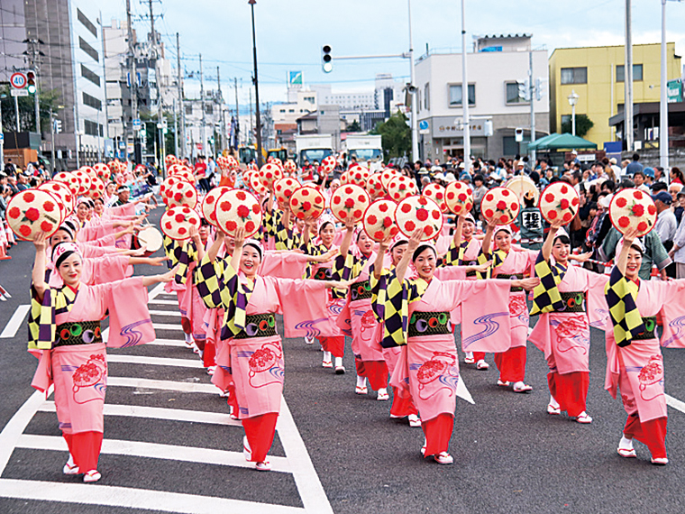 各団体の個性豊かな衣装にも注目