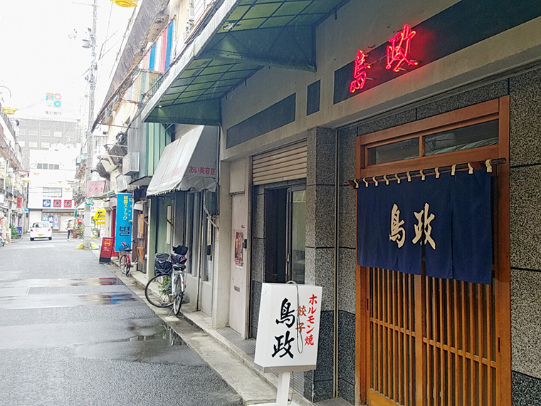 歴史ある小路の風景。福島人なら目を閉じたままでも「鳥政」の看板にたどり着けるはず