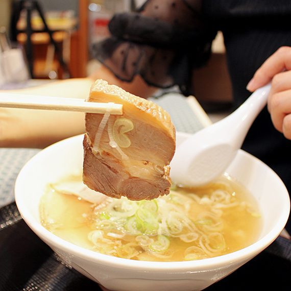 分厚いチャーシュー。食べるとトロトロ