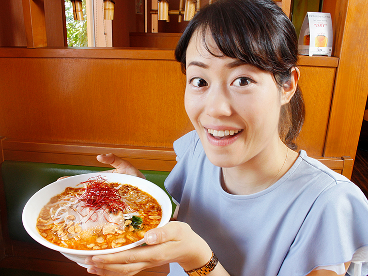 ニンニク香る熱々のラーメンに大興奮のよっしー