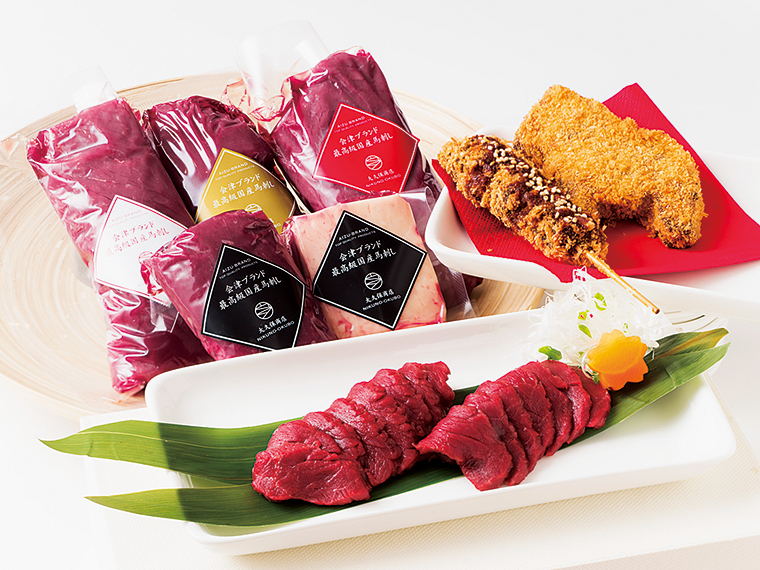 会津ブランド馬肉は100g・990円(税抜)から。タテガミ、フタエゴなどの希少部位も揃うのでお土産にもおすすめ。馬肉入り「馬コロッケ」(180円※税抜)や「馬串カツ」(230円※税抜)もテイクアウトOK(土・日曜祝日限定)