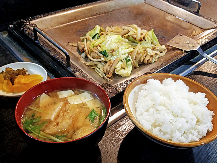 鉄板から戴くホルモン炒め定食は雰囲気満点（680円）。味噌汁の美味い店にハズレなしの法則