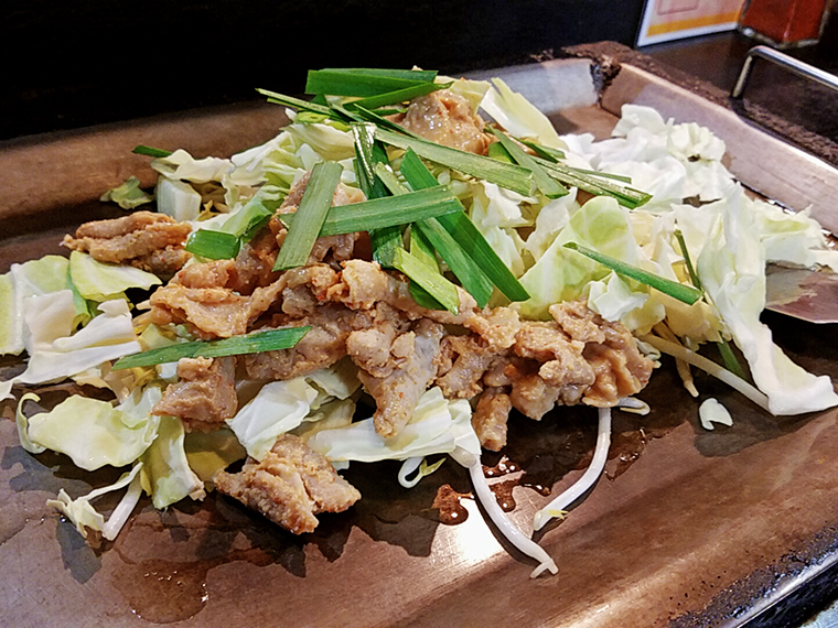 生の状態で配置されるホルモンと野菜。ここからは自分で仕上げていきます