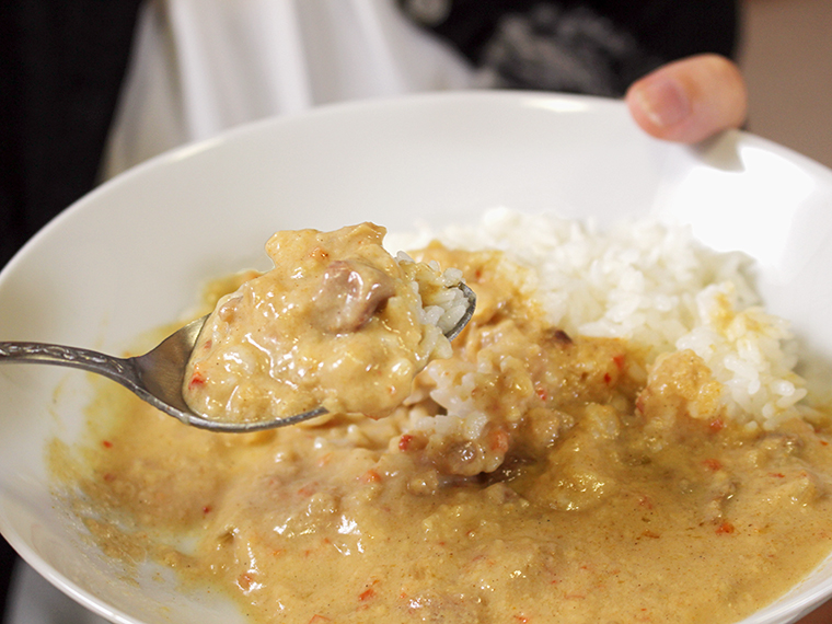 確かにミルキーなカレー。牛すじの煮込みも入っています