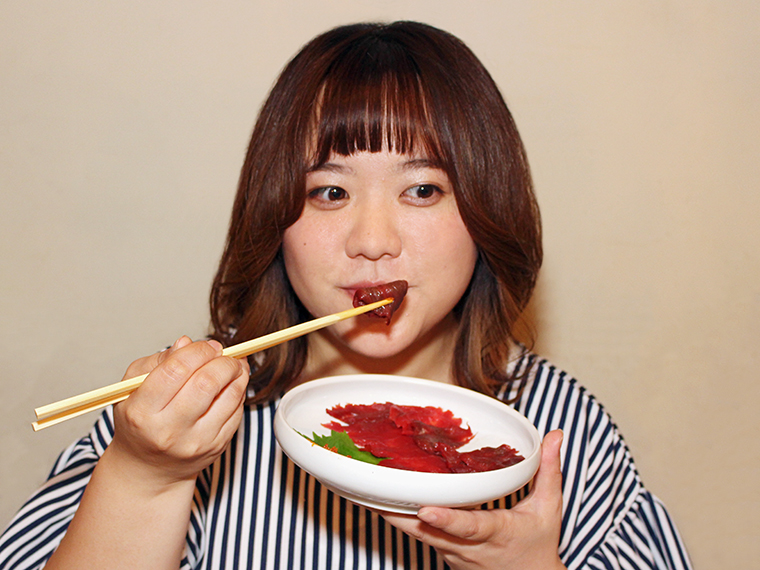 こんなに馬刺しを食べられて幸せ…