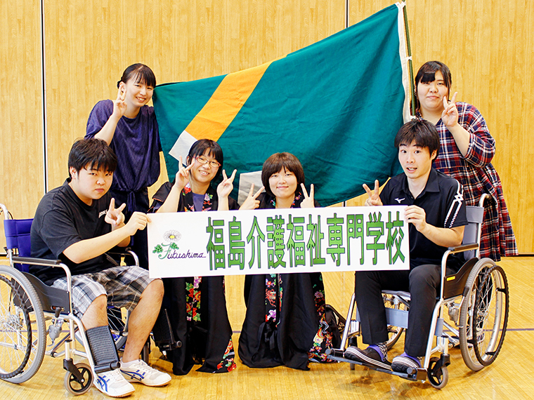 今年は『虹~幸せのおすそわけ~』をテーマに開催!「本校『霞空祭』は、『二本松の提灯祭り』の本祭りの日の10月6日(日)公開です。ご来場お待ちしております!」と実行委員会代表の五十嵐さんと、みなさん