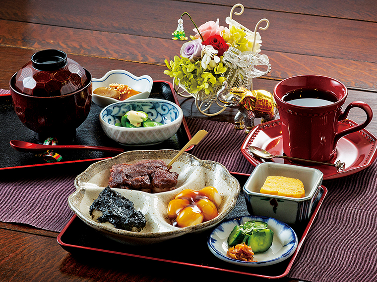 手前の「南湖だんご」(400円）は、こしあん、みたらし、ごまの3種のだんごにお茶と季節の小鉢が付く。左奥は「おしるこ」（500円）、コーヒー（250円）