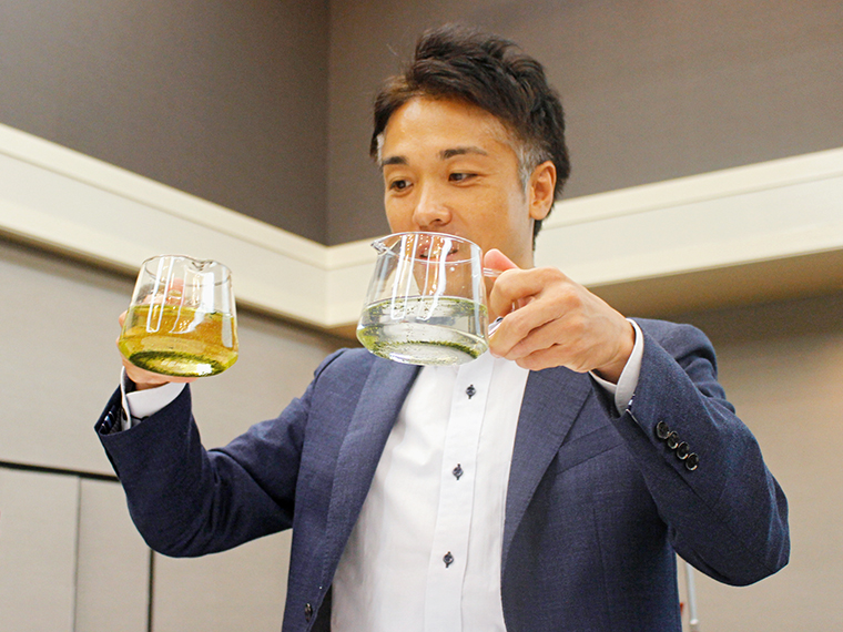 緑茶の茶葉に、水道水(右)と『銀座に志かわ』の仕込み水(左)をそれぞれ注ぐと……仕込み水の方は、すぐに緑茶の成分が抽出されました。会場は「おぉー!」の声も!