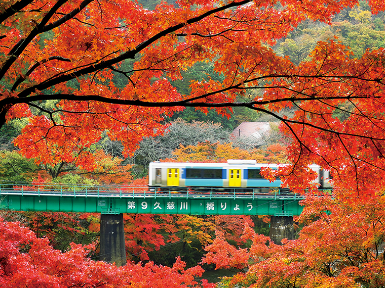 矢祭山は、久慈川の清流と奇岩・怪岩が続く起伏に富んだ景勝地。秋は紅葉が山全体を紅に染める。滝川渓谷とともに11月初旬から下旬が見頃