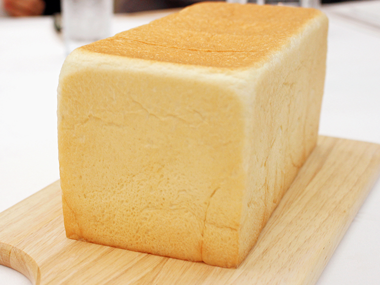 高級食パンの名の通り、堂々とした佇まい。1本(2斤)800円(税抜)