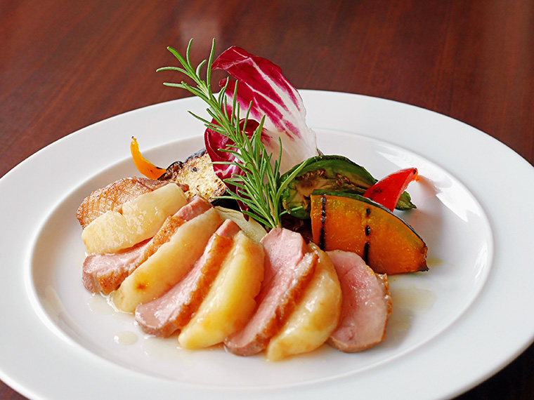 『福島ワイン酒場』の「鴨肉とふくしまピーチの酒場風ロースト」(1,180円)