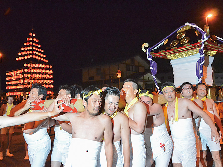 下帯姿の男衆が担ぐ裸神輿